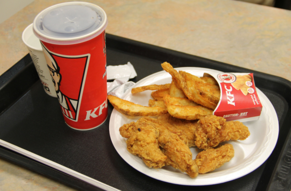 澳洲少女脚后跟刺青KFC获一年免费炸鸡 只因一时兴起