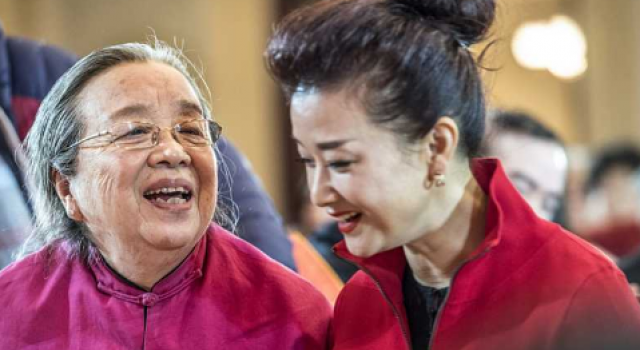 李明启老师已82岁 现如今在自家小区表演 毫无明星架子