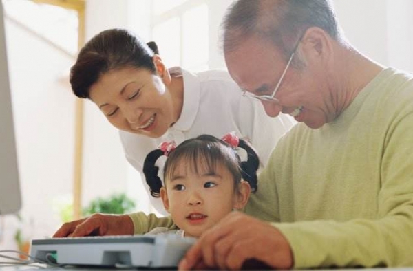 管孙子带外孙一年三地跑 二胎政策开放奶奶变“超人”