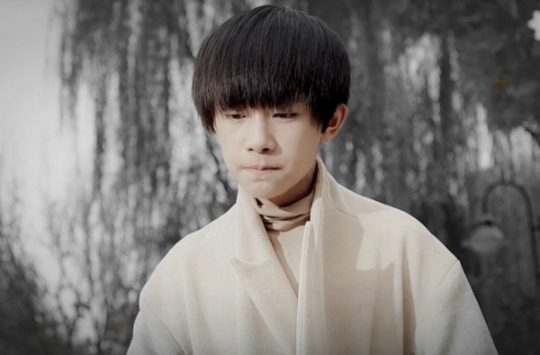 易烊千玺晒通知书 通知书上五个细节亮了，编号都是001