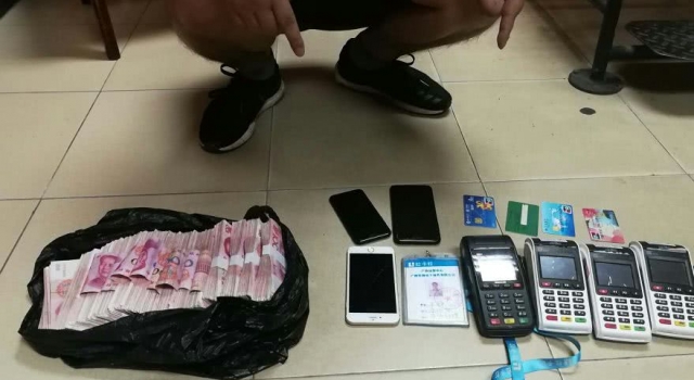 民房墙体抠出百万 警察在广西一民房搜出几百万现金