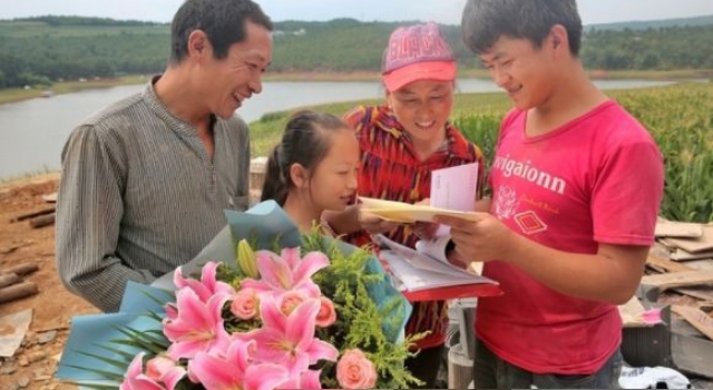 工地上收到北大录取通知书 寒门难出贵子却能出高材生