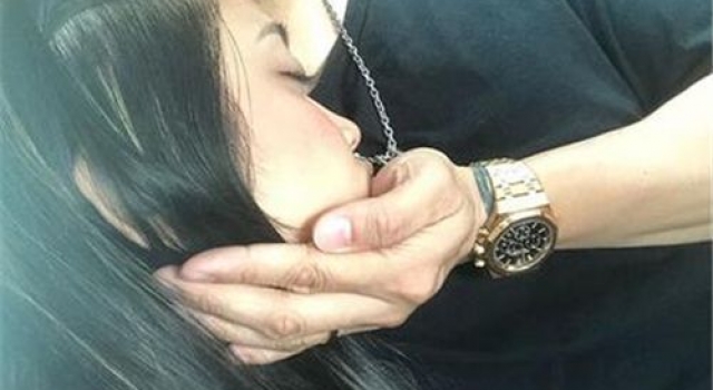 蒋劲夫首晒女友正面照 手捧女友脸蛋，甜蜜到不行