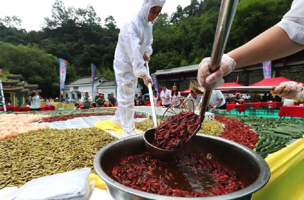 2吨重龙虾拼盘 2000斤水果加啤酒,总重达2吨!分食一空!