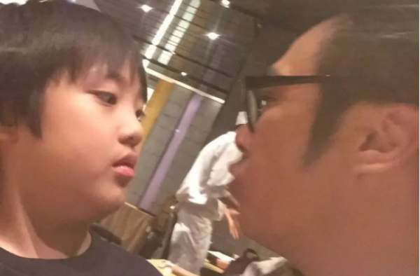 费曼胖了 颜值下降 费曼 “我没有胖乎乎 只是肉很多”