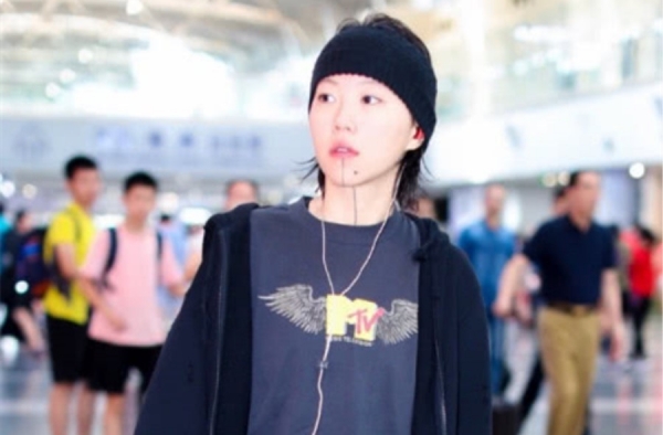 窦靖童复古着装现身机场，手拿鸡蛋粽子超接地气