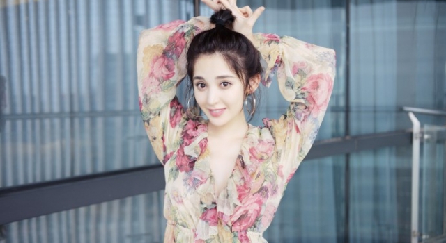 娜扎最新仙女风美照曝光，身穿碎花甜美的像小公主
