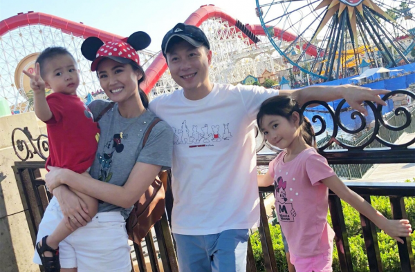 李小鹏一家四口出游乐园，李安琪竟然一人抱俩娃
