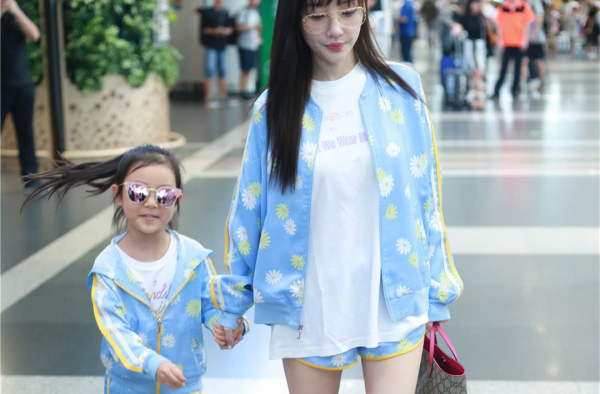 李小璐和女儿身穿亲子装现身机场，甜馨头发长长女神范十足