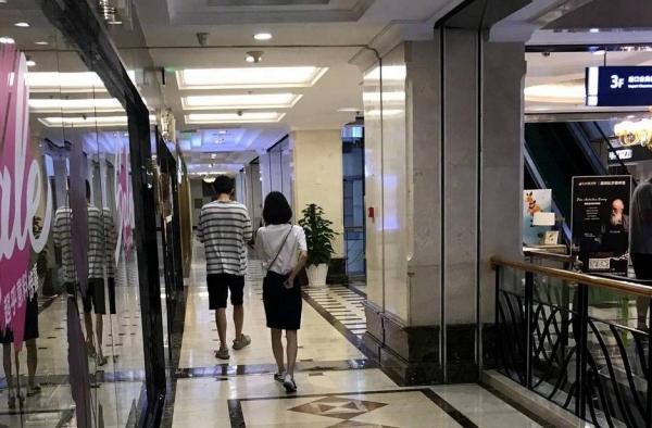 偶遇林更新王丽坤逛家具店 这是好事将近了?