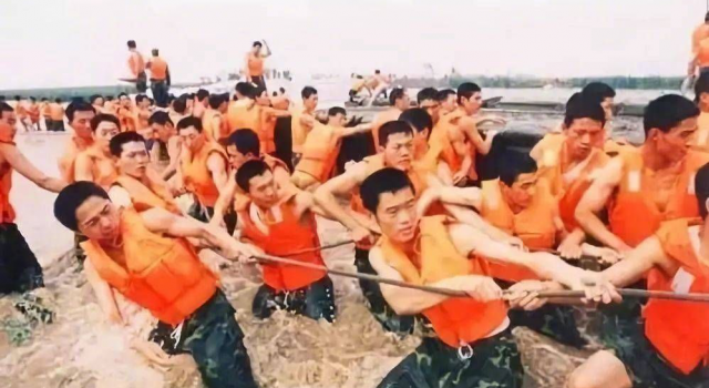 中国军人负重前行只为你能岁月静好 所以要向你们致敬！