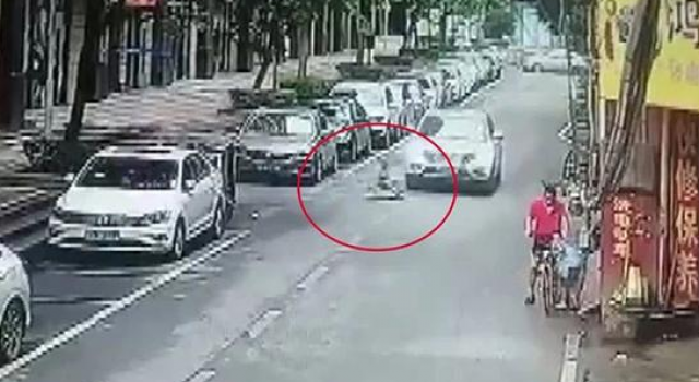 四岁小男孩于街口骑扭扭车被碾死 母亲曾在街上看护