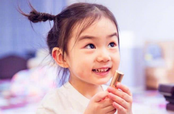 戚薇翻拍女儿的心心雨 两人互动像在照镜子凸显基因强大