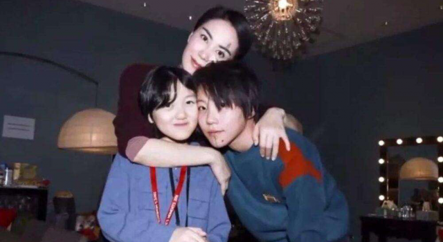 王菲带李嫣找娄艺潇合影 娄艺潇《好想他》被剪进花絮