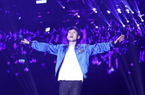 半个娱乐圈的人都前来捧场 张杰演唱会竟火爆如斯