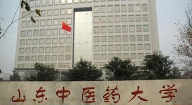 女学生实名举报副教授性侵：让我脱裤子 扇他耳光!