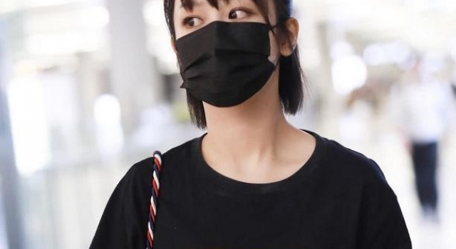 杨紫胸前的三个大字十分吸睛，直接表现她现在的心情
