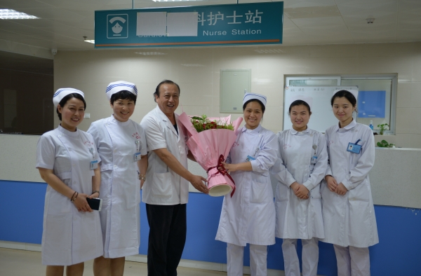 护士穿婚纱路边救人，医者仁心，小姐姐善心最美