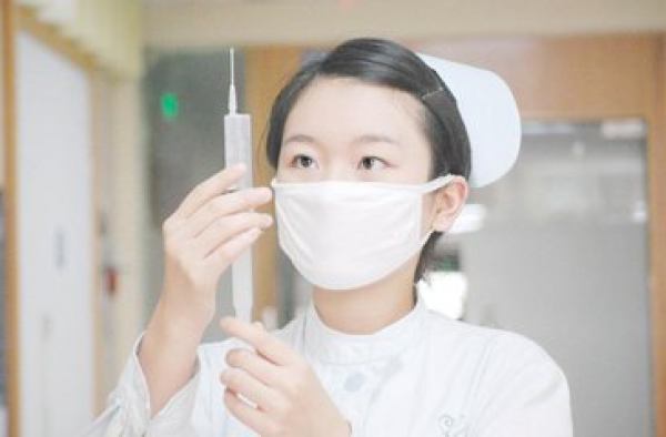 护士穿婚纱救人，以善心成就最美