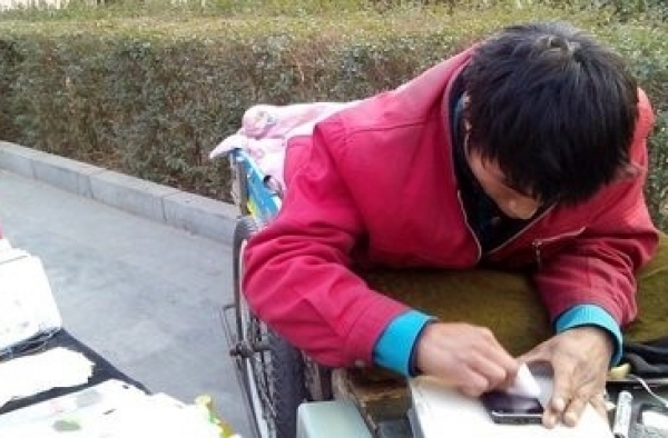 励志小伙6岁致残，在板车上过活20年，他的话令人泪目