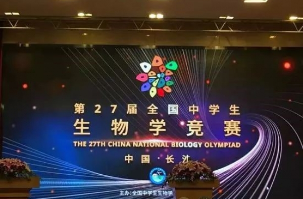 学霸云集中学生生物学竞赛，题目要求是要解剖条鲫鱼
