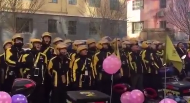 全世界的外卖小哥都是万能的 弹钢琴唱rap打虫子全能
