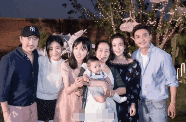 李佳航为儿子举办百日宴 终于知道儿子的正脸照和名字
