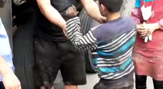 男孩扒车底8小时怎么回事？为什么扒车底？