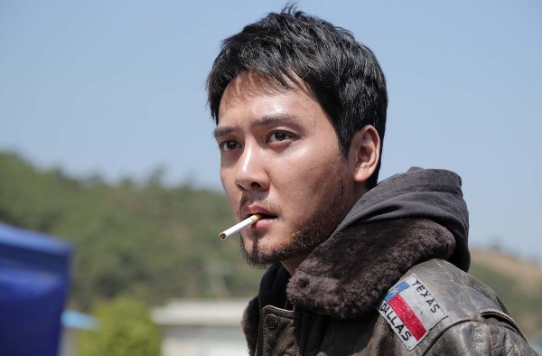 冯绍峰慢慢退出娱乐圈，接手家族企业，网友说还好跑得快