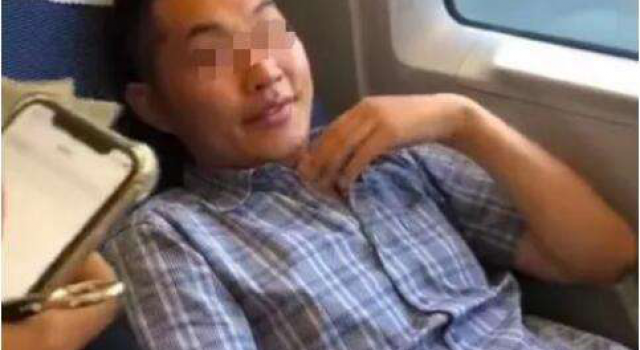 男子强占女乘客靠窗座位 人家要拿轮椅推推才肯走呢