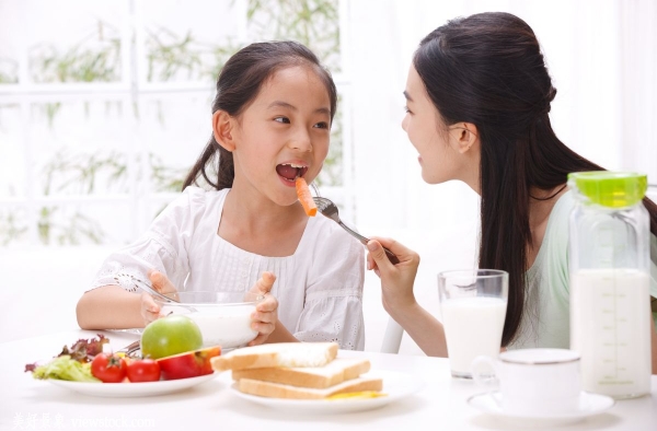富养女儿20年　没满足其整形要求如今母女成仇人