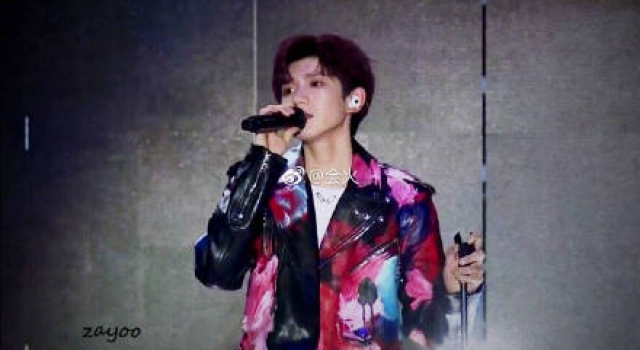 王源疑似被激光笔照伤眼睛 演唱会后报平安超暖心