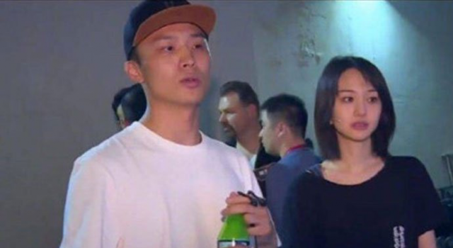 郑爽公开秀恩爱  紧扣男友逛街并称其是“你们嫂子”