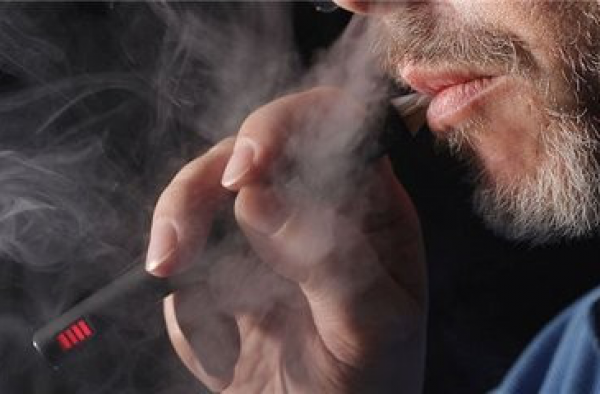 中国留学生网售IQOS电子烟被抓:电子烟和香烟哪个危害大？