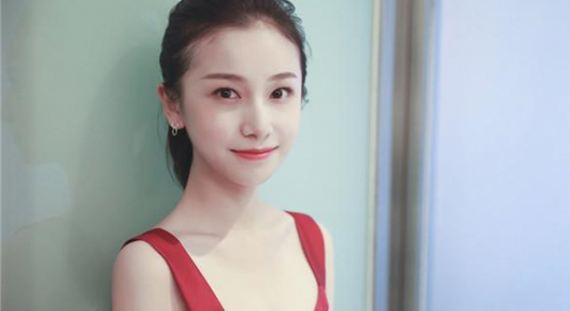 明玉走机场，胳膊袖子都快到膝盖了，还穿了双儿童鞋！
