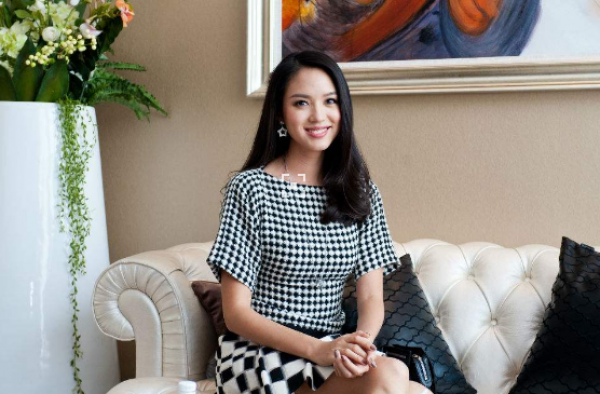 张梓琳女儿笑容暖　网友:小脚丫都散发出可爱的气息