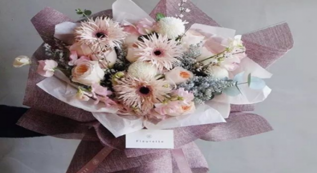 教师节送花被罚站 学校辟谣：“拒收一枝花”
