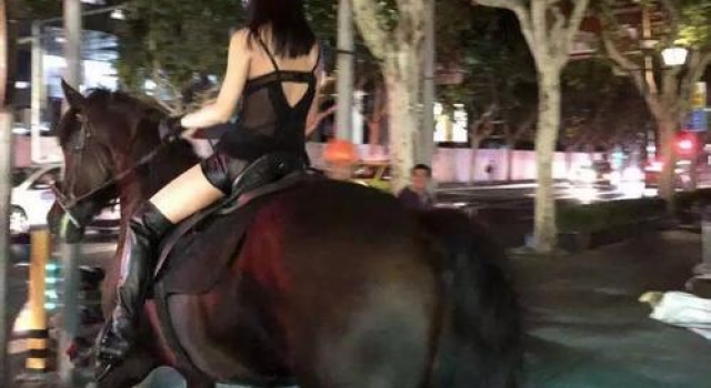 女子深夜骑马 性感女子为何深夜在路上闹市街头骑马？