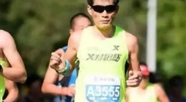 北马咸猪手什么情况？跑个马拉松连加油女郎都不放过？