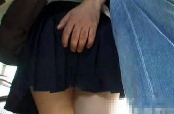 两次猥亵同一乘客怎么回事?女士不堪骚扰报警,次日竟然还在!