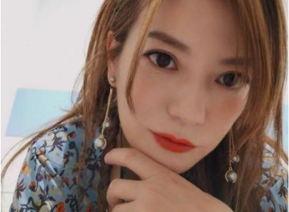 赵薇晒自拍比心粉丝 女神颜值回归却瘦了一圈？脸这么小？