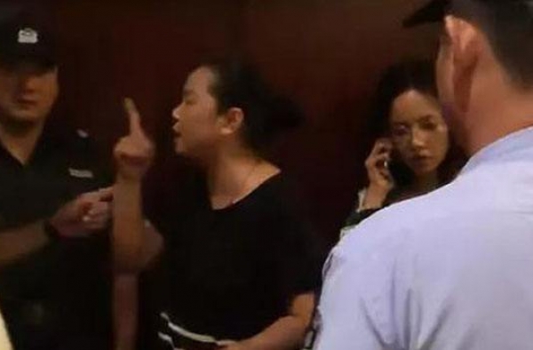 saya妈妈被拘留 人设崩塌?网红黑历史和小号均被扒皮！
