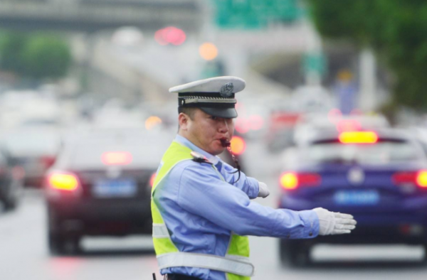 交警上班吃早饭怎么回事?举报者遭广大网友回怼