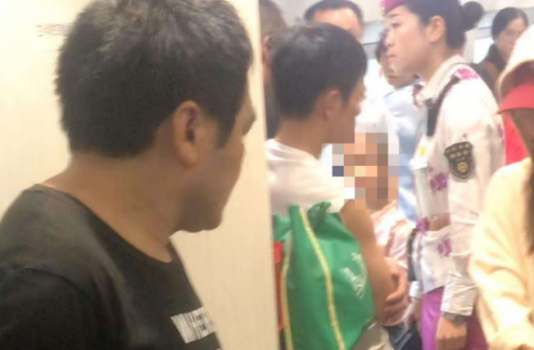 高铁抱女孩被制止 强行抱小孩这事家长也得负责任!