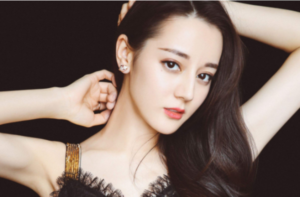 迪丽热巴获观众喜爱的女演员奖 领奖全程挡胸口，热巴身材有多好？