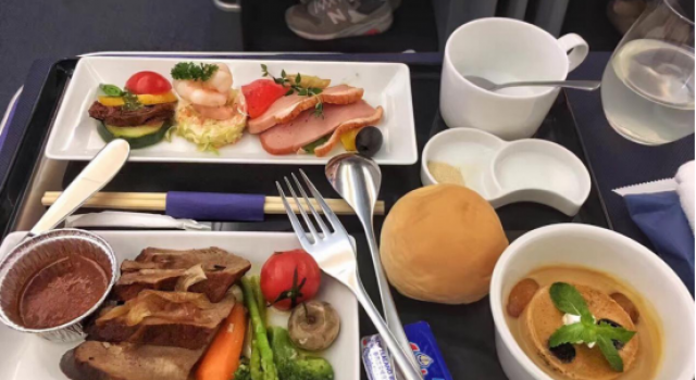 航空公司接连取消免费餐 以后坐飞机真的要自带泡面和热水了吗?