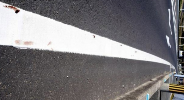马拉松女选手骨折跪爬300米到终点 团队精神令人钦佩!