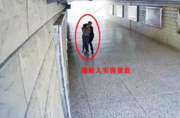 警方通报女子校园被猥亵事件 附近监控拍下全过程