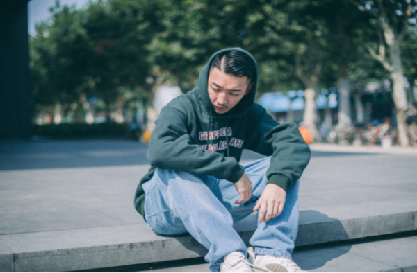 男士宽松牛仔裤流行趋势 这样搭配才够潮流!
