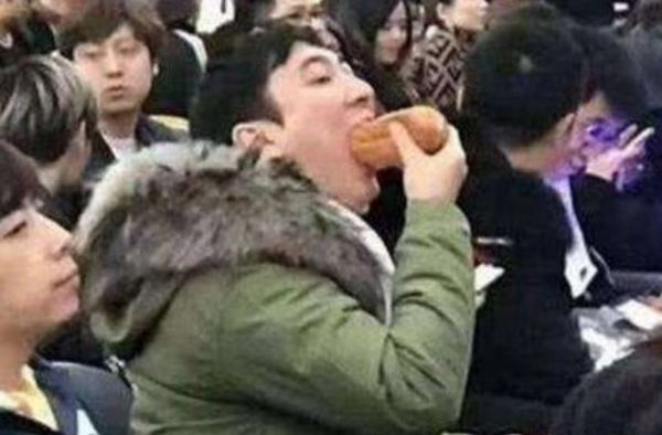 王思聪吃热狗为什么火？王思聪吃热狗表情包和周边自取